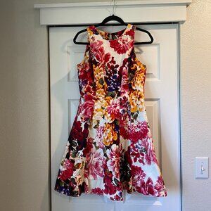 Maggy London Floral Dress size 4, with pockets!